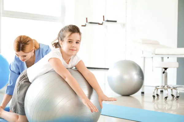 Physiotherapist working with little girl in rehabilitation center — Stock Photo, Image