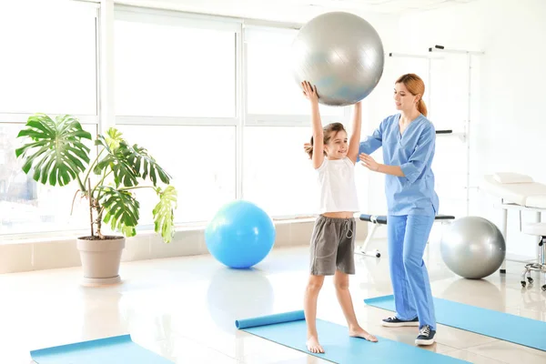 Physiotherapist working with little girl in rehabilitation center — Stock Photo, Image