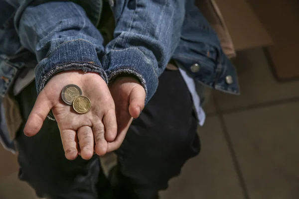 Бездомный маленький мальчик с монетами, крупным планом — стоковое фото