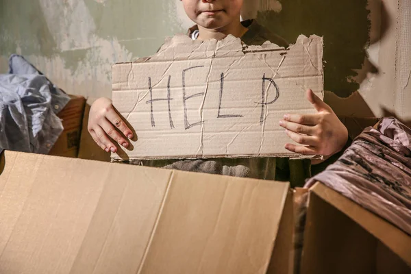 Dakloze jongetje smeken om hulp binnenshuis — Stockfoto