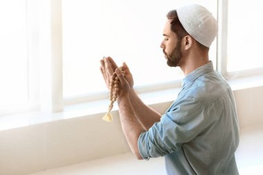 Genç Müslüman adam kapalı dua