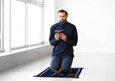 Genç Müslüman adam kapalı dua