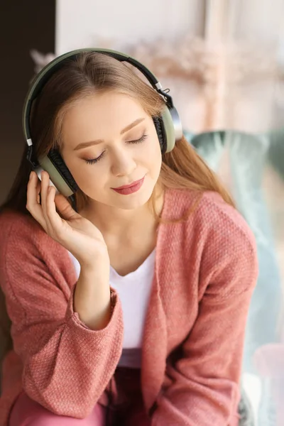 Hermosa joven escuchando música en casa —  Fotos de Stock