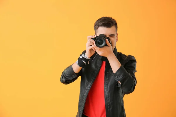 Mannelijke fotograaf op kleur achtergrond — Stockfoto