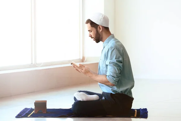 Молодой мусульманин молится в помещении — стоковое фото