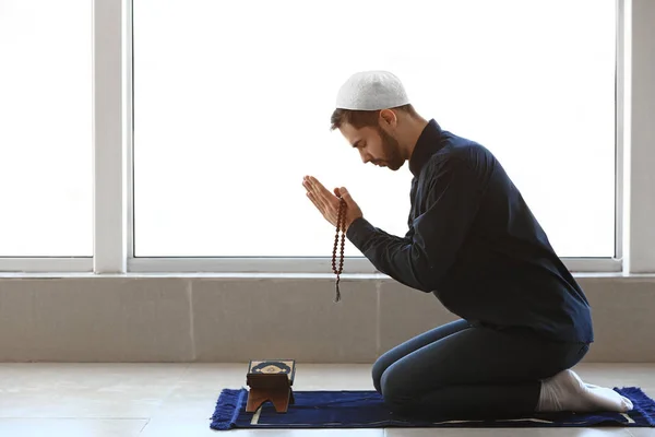 Jonge moslim man bidden binnenshuis — Stockfoto