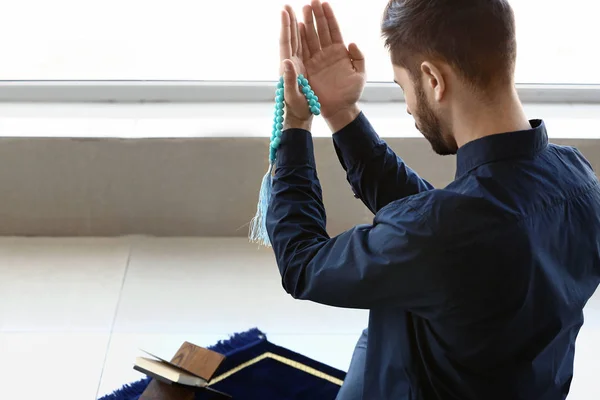 Jonge moslim man bidden binnenshuis — Stockfoto