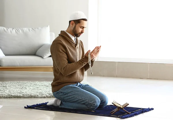 Młody muzułmański człowiek modląc się w pomieszczeniu — Zdjęcie stockowe