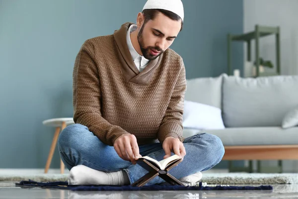 Young Muslim man praying indoors — Stock Photo, Image