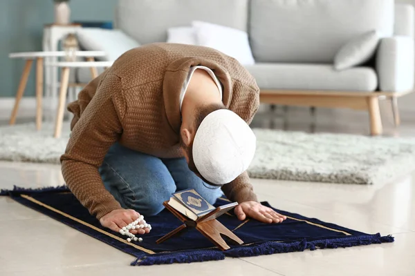 Jeune homme musulman priant à l'intérieur — Photo