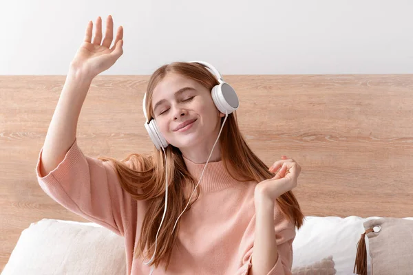 Χαριτωμένο έφηβο κορίτσι ακούγοντας μουσική στο υπνοδωμάτιο στο σπίτι — Φωτογραφία Αρχείου