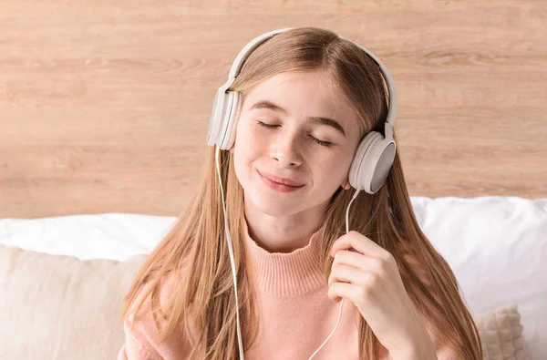 自宅で寝室で音楽を聴くかわいい十代の女の子 — ストック写真