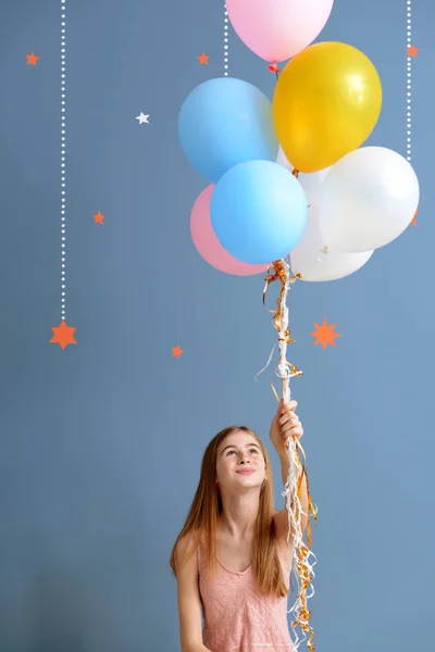 Roztomilá mladá dívka se vzduchovou bublinou na barevném pozadí — Stock fotografie