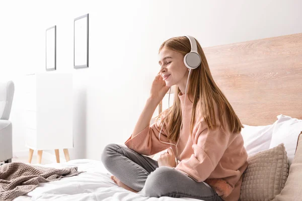 Linda adolescente escuchando música en el dormitorio en casa —  Fotos de Stock