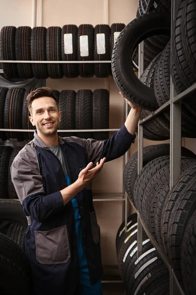 Homme vendeur dans le magasin de pneus de voiture — Photo