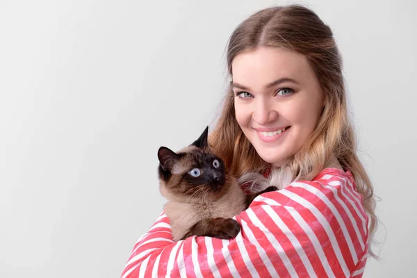 Jovem mulher com bonito tailandês gato no luz fundo — Fotografia de Stock