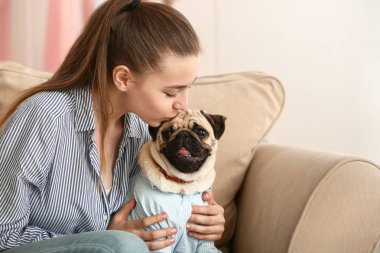 Evde sevimli pug köpek ile Genç kız