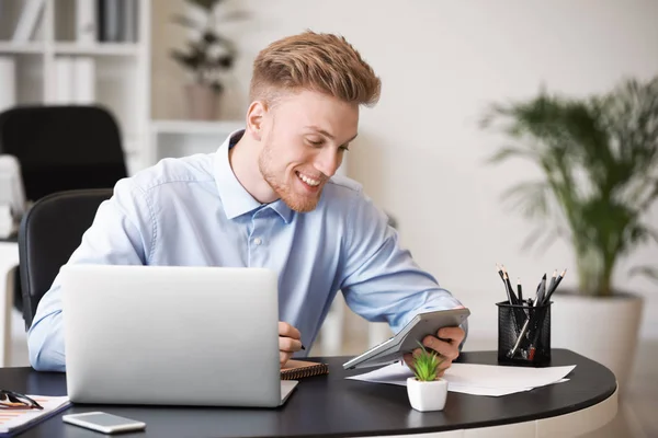 Male accountant working in office — Stock Photo, Image