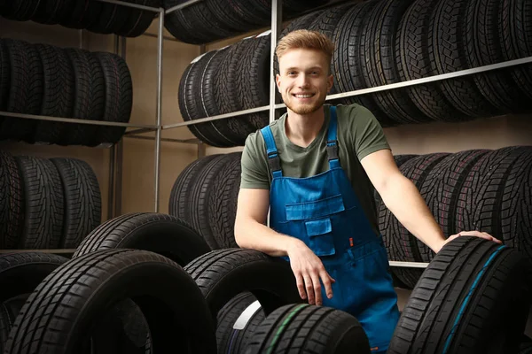 Vendedor masculino na loja de pneus de carro — Fotografia de Stock