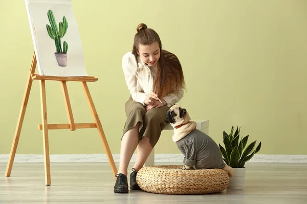 Evde sevimli pug köpek ile Genç sanatçı — Stok fotoğraf