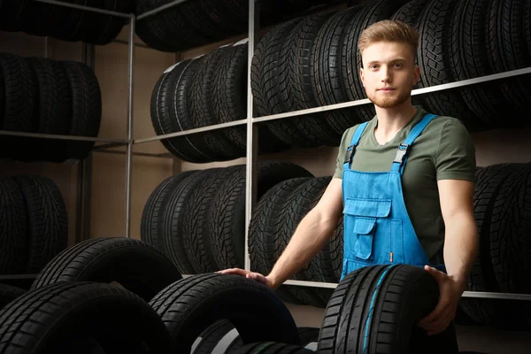 Vendedor masculino na loja de pneus de carro — Fotografia de Stock