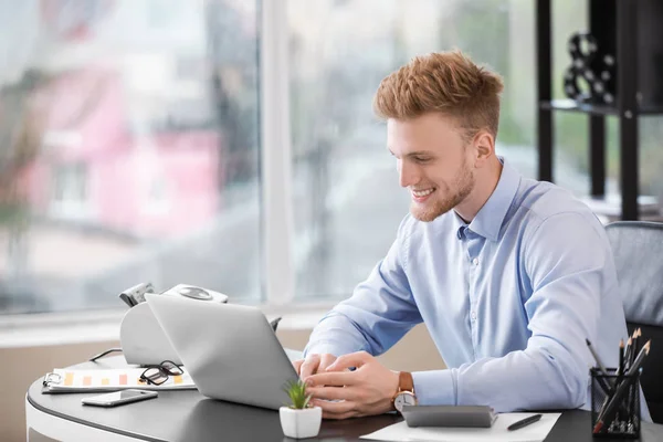 Male accountant working in office — Stock Photo, Image