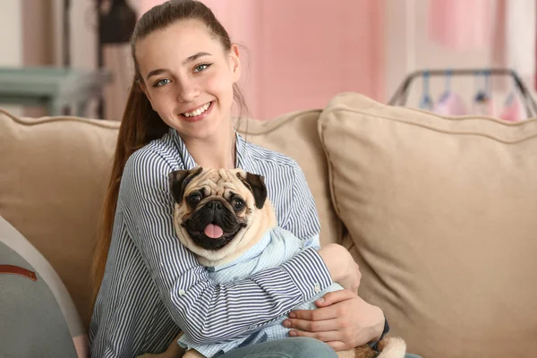 Menina adolescente com cachorro bonito cão em casa — Fotografia de Stock