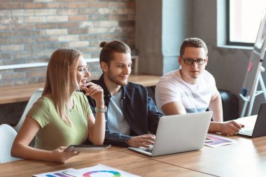 Ofiste iş toplantısı sırasında meslektaşları
