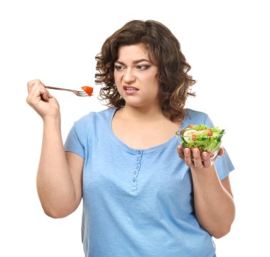 Beyaz arka plan üzerinde salata kase ile hoşnutsuz kilolu kadın. Kilo kaybı kavramı