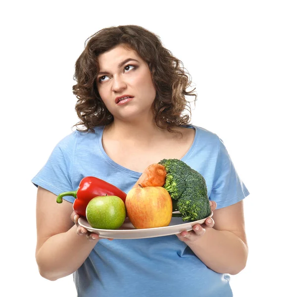 Надмірна вага жінки з фруктами та овочами на білому тлі. Концепція втрати ваги — стокове фото