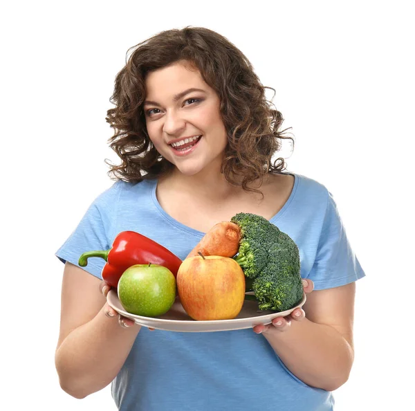 Femme en surpoids avec des fruits et légumes sur fond blanc. Concept de perte de poids — Photo