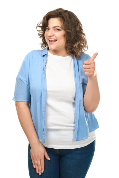 Χαρούμενη συν μέγεθος γυναίκα που δείχνει τον αντίχειρα σε λευκό φόντο. Έννοια του σώματος θετικό — Φωτογραφία Αρχείου