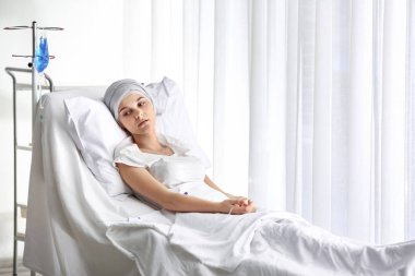 Klinikte kimyasal terapi kursu geçiren üzgün kadın
