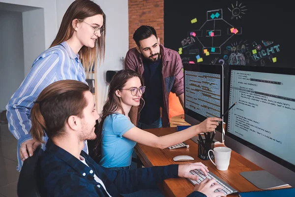 Équipe de programmeurs travaillant au bureau — Photo