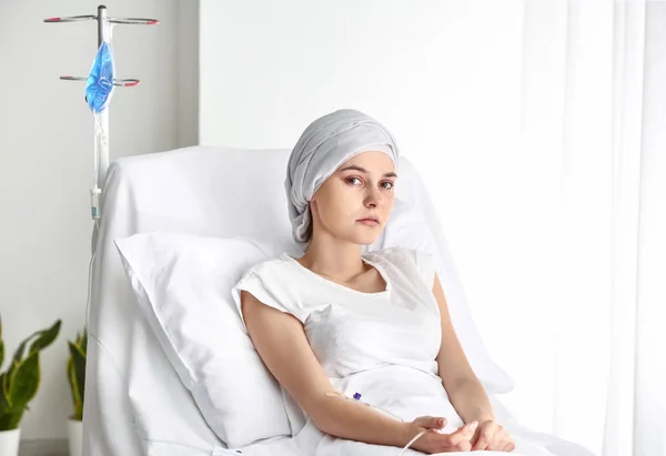 Triste femme en cours de chimiothérapie en clinique — Photo