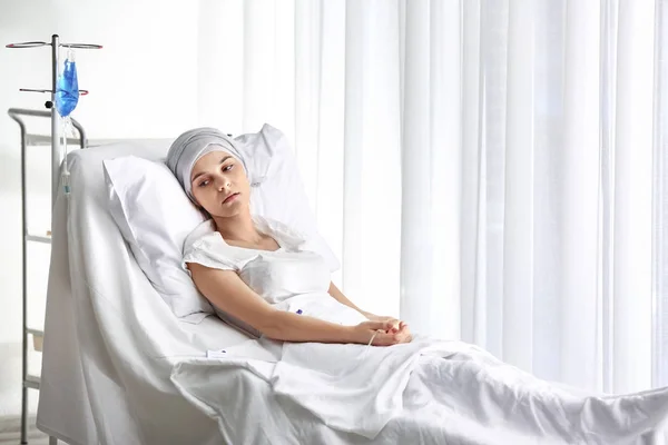 Грустная женщина проходит курс химиотерапии в клинике — стоковое фото