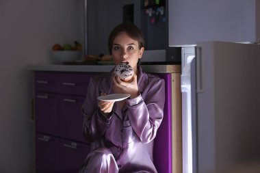 Gece buzdolabında yakın lezzetli sağlıksız gıda yeme eyleminde yakalandı korkuyor kadın