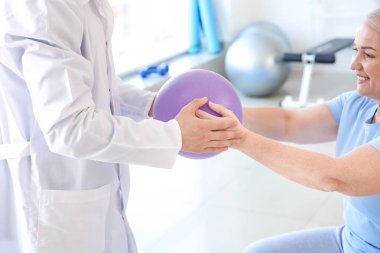 Rehabilitasyon merkezinde olgun hasta ile çalışan fizyoterapist