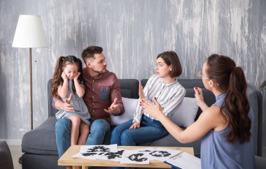 Mutsuz aile ziyaretçi psikoloğu.