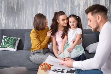 Ofiste eşcinsel aile ile çalışan erkek psikolog