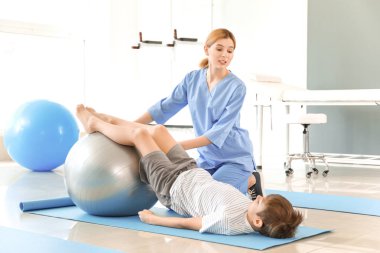 Rehabilitasyon merkezinde küçük çocuk ile çalışan fizyoterapist