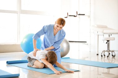 Rehabilitasyon merkezinde küçük çocuk ile çalışan fizyoterapist