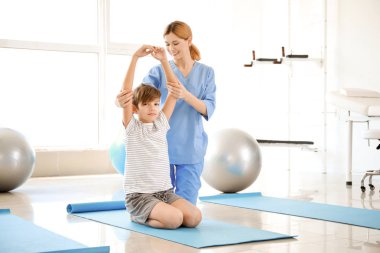 Rehabilitasyon merkezinde küçük çocuk ile çalışan fizyoterapist