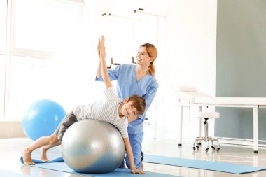 Rehabilitasyon merkezinde küçük çocuk ile çalışan fizyoterapist