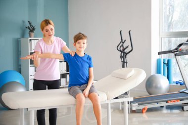 Rehabilitasyon merkezinde küçük çocuk ile çalışan fizyoterapist