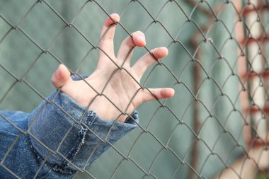 Örgü açık havada arkasında evsiz küçük kız Eli