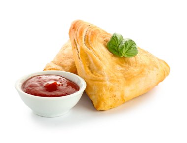 Beyaz arka planda soslu lezzetli samosalar