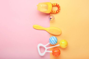 Renkli arka plan aksesuarları ile Bebek nibbler