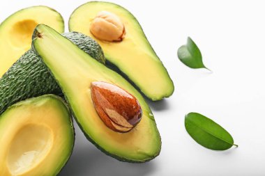 Beyaz arka planda taze avokado kes