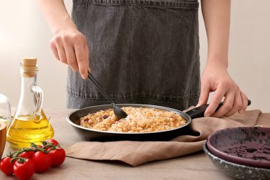 Masada kadın pişirme risotto